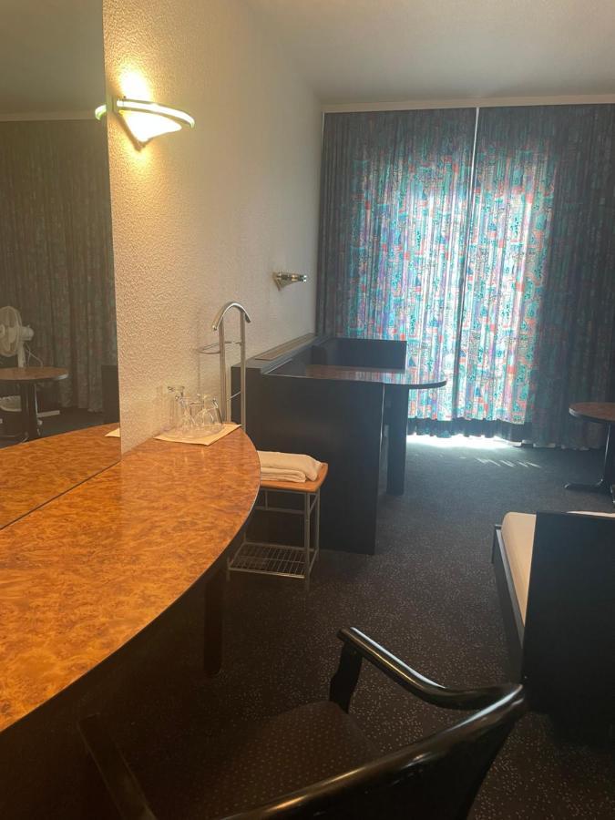Hotel Bitterfelder Hof エクステリア 写真