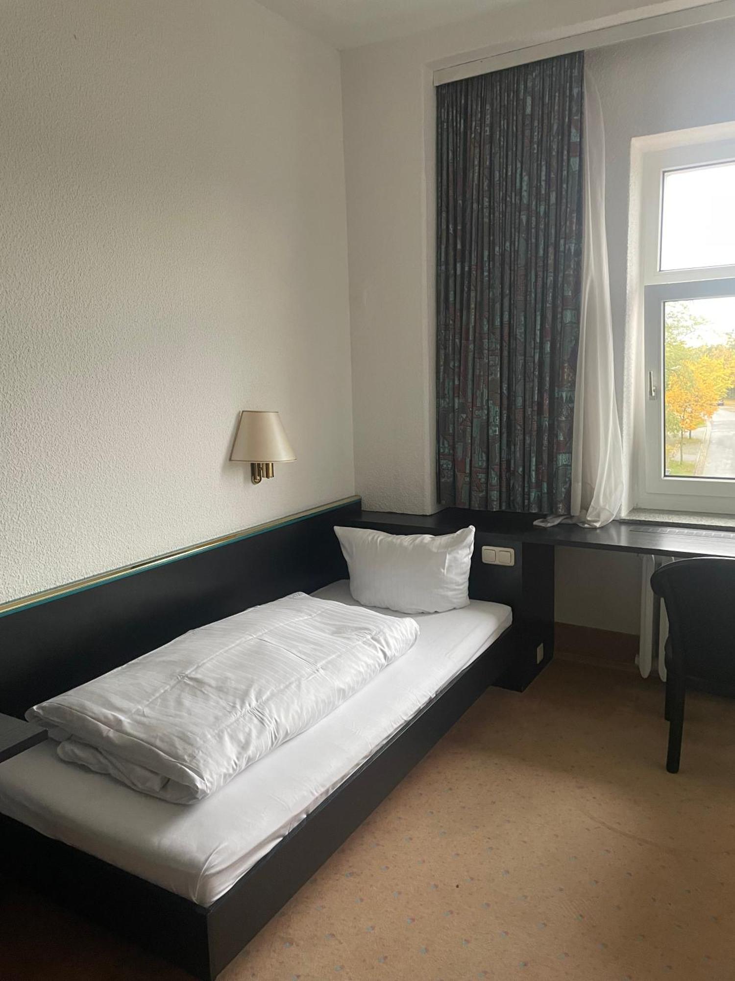 Hotel Bitterfelder Hof エクステリア 写真