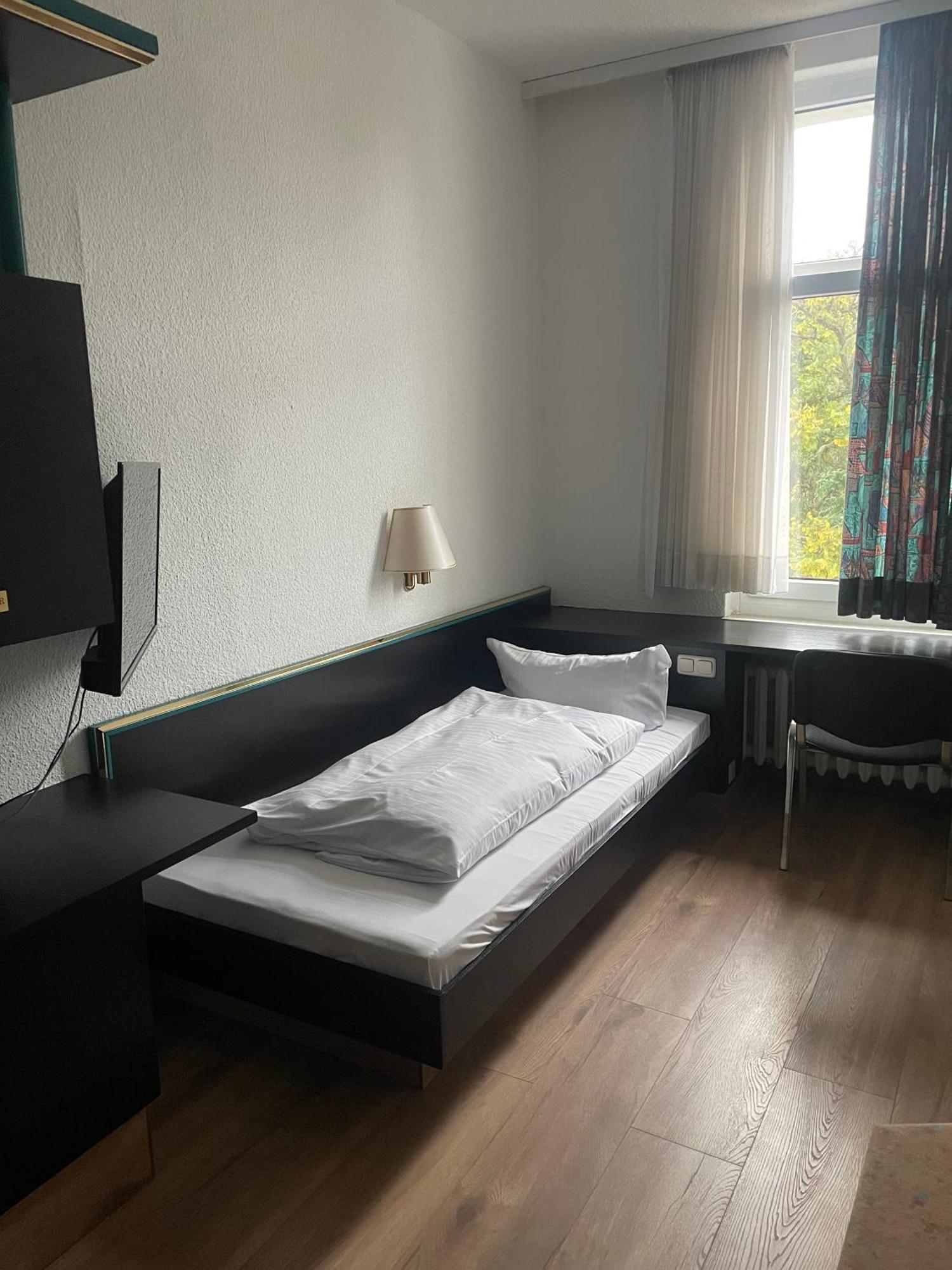 Hotel Bitterfelder Hof エクステリア 写真
