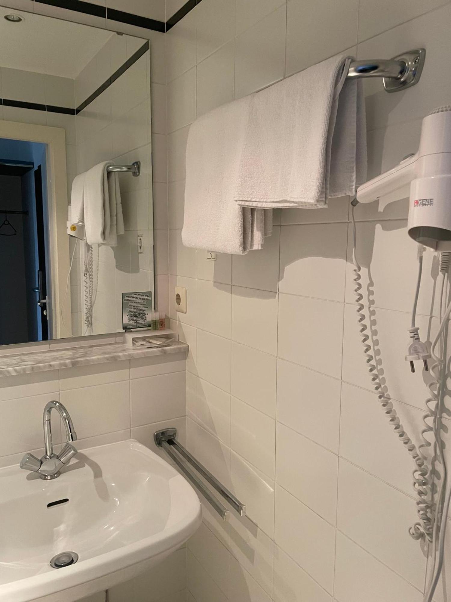 Hotel Bitterfelder Hof エクステリア 写真