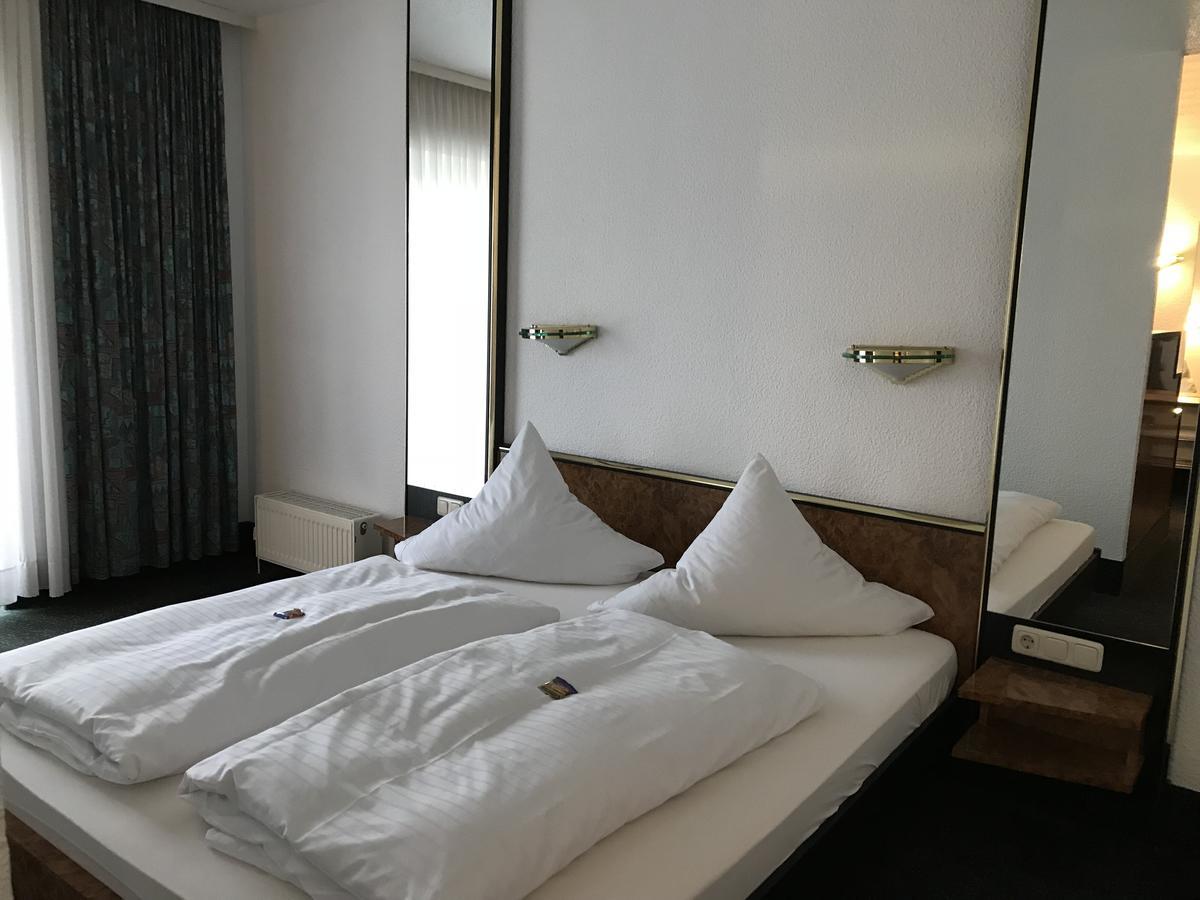 Hotel Bitterfelder Hof エクステリア 写真