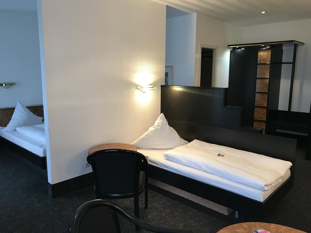 Hotel Bitterfelder Hof エクステリア 写真